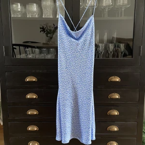Sanna Jörnvik x NA-KD klänning - Blå och vitblommig klänning från Sanna Jörnviks första kollektion med NA-KD.   Aldrig använd alltså helt nyskick!