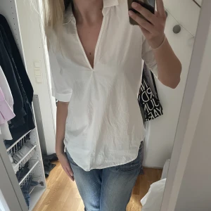 Kortärmad vit blus - Superfin kortärmad blus från Second Female. Superfin och somrig och passar till alla tillfällen. Skriv gärna privat om frågor❣️säljer eventuellt