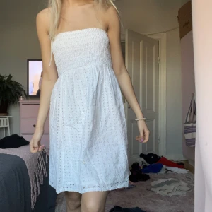 Bandauklänning  - Bandauklänning i storlek M. Vit med fina detaljer. 