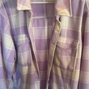 Skjortjacka  - Skjortjacka av märket divided från H&M. Den har grövre material som är bra till hösten och våren. Storlek L, rutig med lilla och vitt. Jackan har 4 st fickor rymmer mycket saker. För mer bilder och diskutera om pris skriv privat. Köparen står för frakten💖