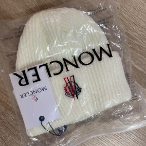 Ny äkta moncler mössa  - Helt ny mössa med tagg och skan 