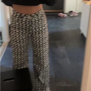 Jeans  - Svart och vita jeans av märket divided från H&M. High waist, wide leg jeans storlek 36. Aldrig använt bara provat till bild, ny skick. Köparen står för frakten💖priset kan diskuteras💖