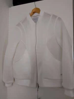 Peak Performance hoodie i mesh - Säljer denna Peak Performance hoodie för att den obviously är för stor för mig:( nypris 2800 aldrig använd