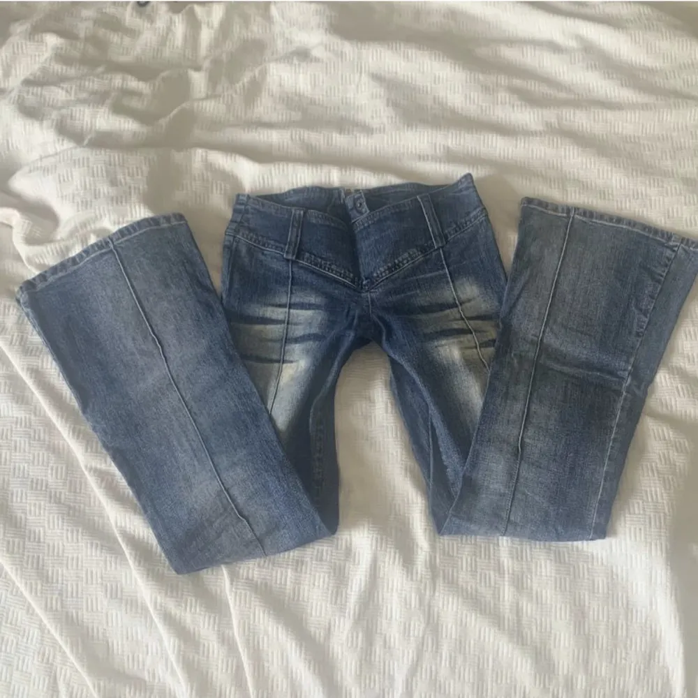 Skit snygga lågmidjade jeans utan fickor! Säljer pga att dem inte är min storlek🥲väldigt bra skick!. Jeans & Byxor.