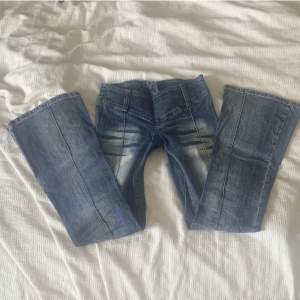 Skit snygga lågmidjade jeans utan fickor! Säljer pga att dem inte är min storlek🥲väldigt bra skick!