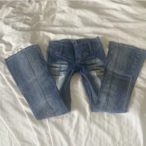 Lågmidjade jeans  - Skit snygga lågmidjade jeans utan fickor! Säljer pga att dem inte är min storlek🥲väldigt bra skick!