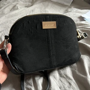 Väska - En river island väska. Skickar gärna mer bilder vi förfrågan. 