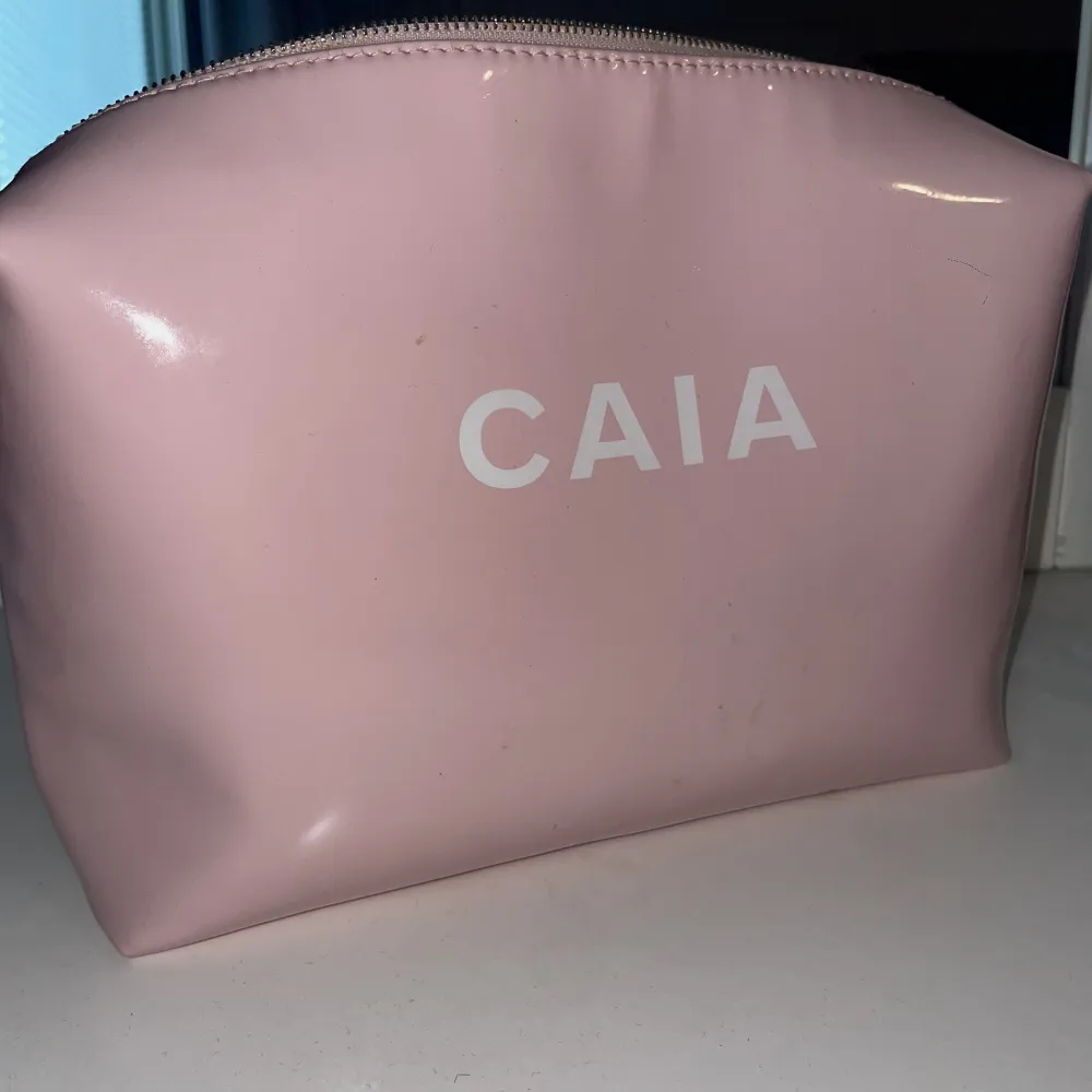 Säljer min Caia bag, längd 25cm, bredd, 8,5cm, höjd 17,5 cm. Accessoarer.