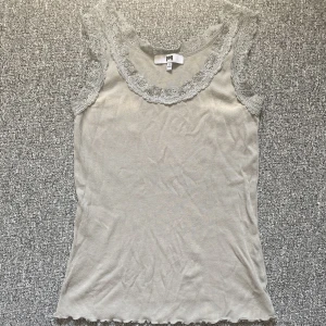 Spets linne - Tänkte sälja detta linne ifrån Joy för att den är för stor på mig. Den här inga defekter å är i gott skick :) skriv privat för mer information :)