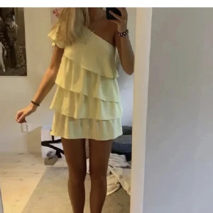 Gul zara klänning  - Dö snygg populär gul zara klänning❤️