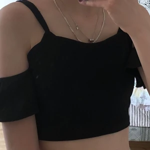  en svart topp  -  en svart topp som är magtröja har knappt använt den  11-12 år 