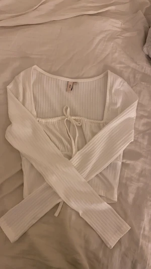 Nelly-tunn långärmad tröja - Jag säljer denna fina tröja från Nelly då den tyvärr var lite för liten och in the kommer till användning. Storleken är xxs men fungerar även till folk som har xs. Den är perfekt till en lite svalare sommardag. Orginalpris 200 och använd 1 gång🫶🏼❤️