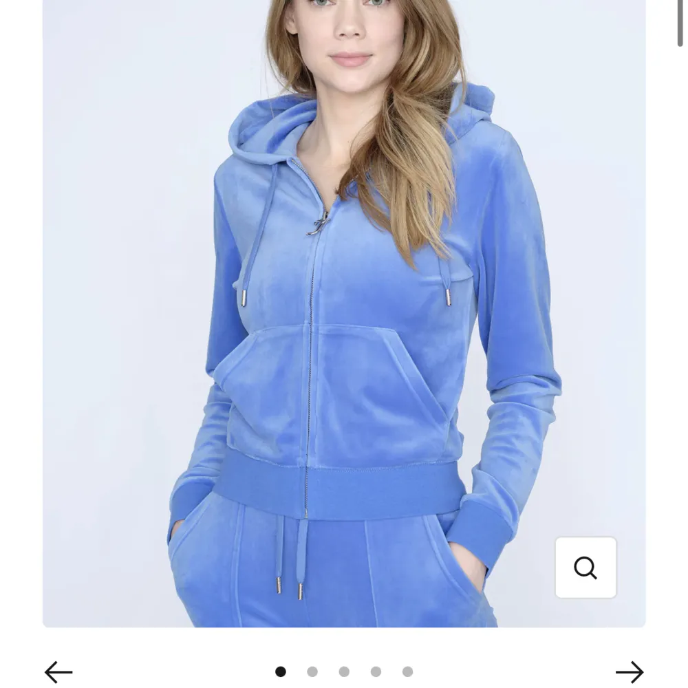 Säljer denna blå Juicy Couture Ziphoodie i väldigt bra skick då den  knappt är använd. Nypris 1300kr men säljer för 500( pris kan diskuteras) . Tröjor & Koftor.