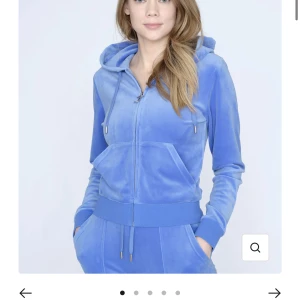 Juicy Couture! - Säljer denna blå Juicy Couture Ziphoodie i väldigt bra skick då den  knappt är använd. Nypris 1300kr men säljer för 500( pris kan diskuteras) 