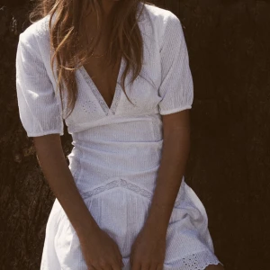 Zara Klänning - Super fin zara klänning som är helt slutsåld. använd 1 gång. som ny. kan diskutera pris vid snabb affär 