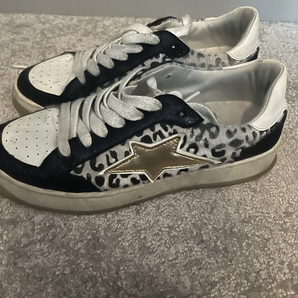 Säljer dessa härliga sneakers jag köpte på marknad i Frankrike, dem är golden goose liknade och inte så använda . Skor.