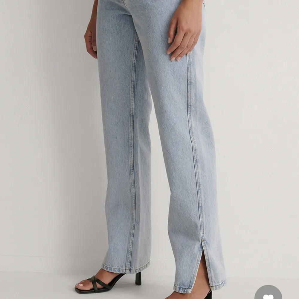 Säljer dessa jeans från NAKD. Som nya och använda ca 2 gånger. Nypris 499. Är mycket lägre i midjan är vad bilden visar. . Jeans & Byxor.
