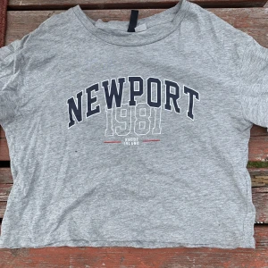 Cropped T-shirt  - T-shirt med NEWPORT tryck, cropped 