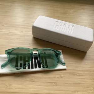 Oanvända turkosa Chimi solglasögon med spegel glas