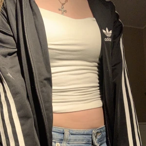Svart Adidas - En svart Adidas hoddie/jacka/kofta jag köpte för ca ett år sen och använt en del. Storlek är lite oklar men den passar på mig som är XS/S och är 160cm. Väldigt fin och passar till de mesta säljer pga den ej används. TRYCK KONTAKTA, INTE KÖP NU❤️