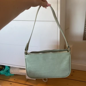 Väska - En fin grön väska som är använd några få gånger! Nyskick  Köpt för 399kr Dragkedjan fungerar och inget tecken på slitage!  Skicka meddelande för fler bilder🌸