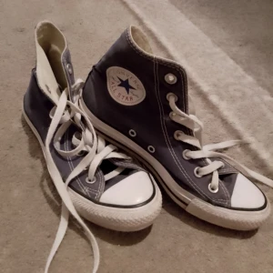 Converse nyskick  - Converse i nyskick knappt använda, blå typ jeans färgade 