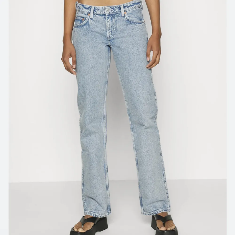 Jag säljer mina weekday arrow jeans i färgen summer blue. 💗 Stl 34 i bra skick, ny pris 500.. Jeans & Byxor.