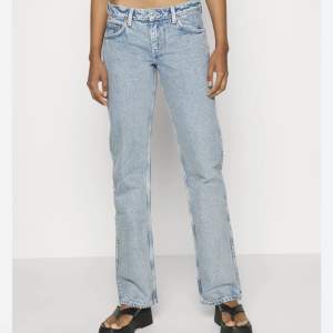 Jag säljer mina weekday arrow jeans i färgen summer blue. 💗 Stl 34 i bra skick, ny pris 500.