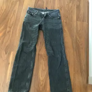 Low waist jeans i mörkgrå från weekday i modellen arrow, jättefint skick. Strl 25 och längd 32 💓