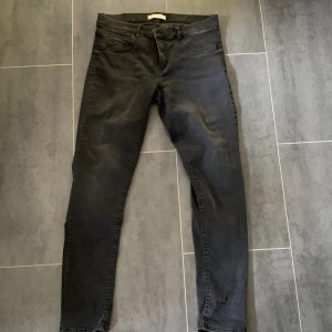 Lågmidjade jeans  - Stretchiga jeans från Gina tricot