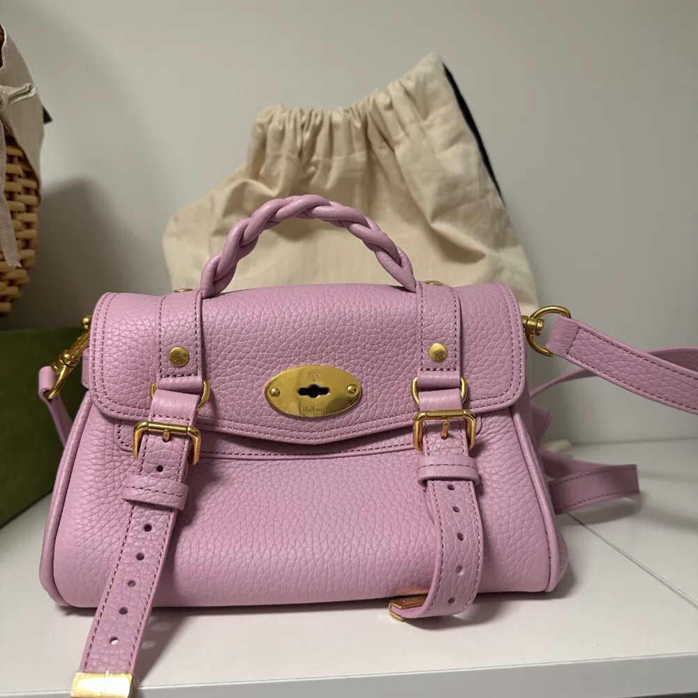 Säljer min jättefina mulberry väska i nyskick. Kvitto och dustbag medföljer💖 Färgen är lilac blossom men ser mer ut som en blandning mellan ljusrosa och lavendel!. Väskor.