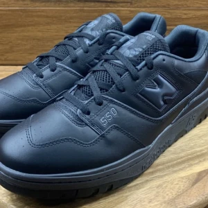 New balance 550  - New balance 550 triple black i absolut nyskick 9,5/10 endast testade inomhus. Storlek 46,5 Hör av er om det önskas fler bilder.  BVSA 