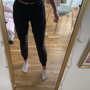 Mjukisbyxor - Mjukisbyxor från cubus i storlek xs. Använda ganska mycket så en aning blekta i färgen, men inget som märks tydligt 💕🦋 lite korta på mig som är 170