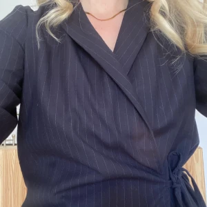 Kritstrecksrandig kavaj /kimono - Supersnygg kritstrecksrandig kavaj med Knyt i sidan. 