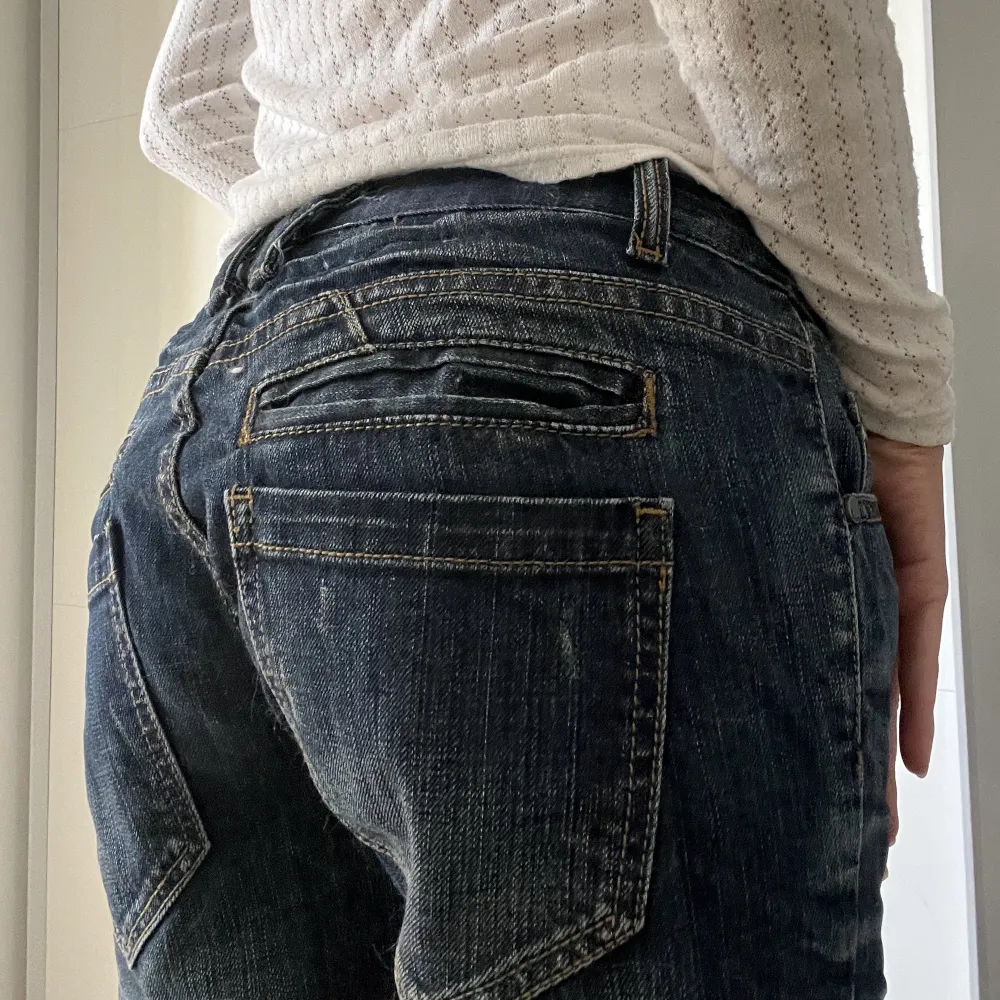 Jag säljer mina lågmidjade Bench jeans som jag älskar! Dom passar dig som är i storlek S (perfekt i längden för dig som är runt 165cm) Jag säljer pågrund utav att jag har flera likadana och önskat använda mer. Dom är i fint skick eftersom dom knappt blivit använda💕💕. Jeans & Byxor.