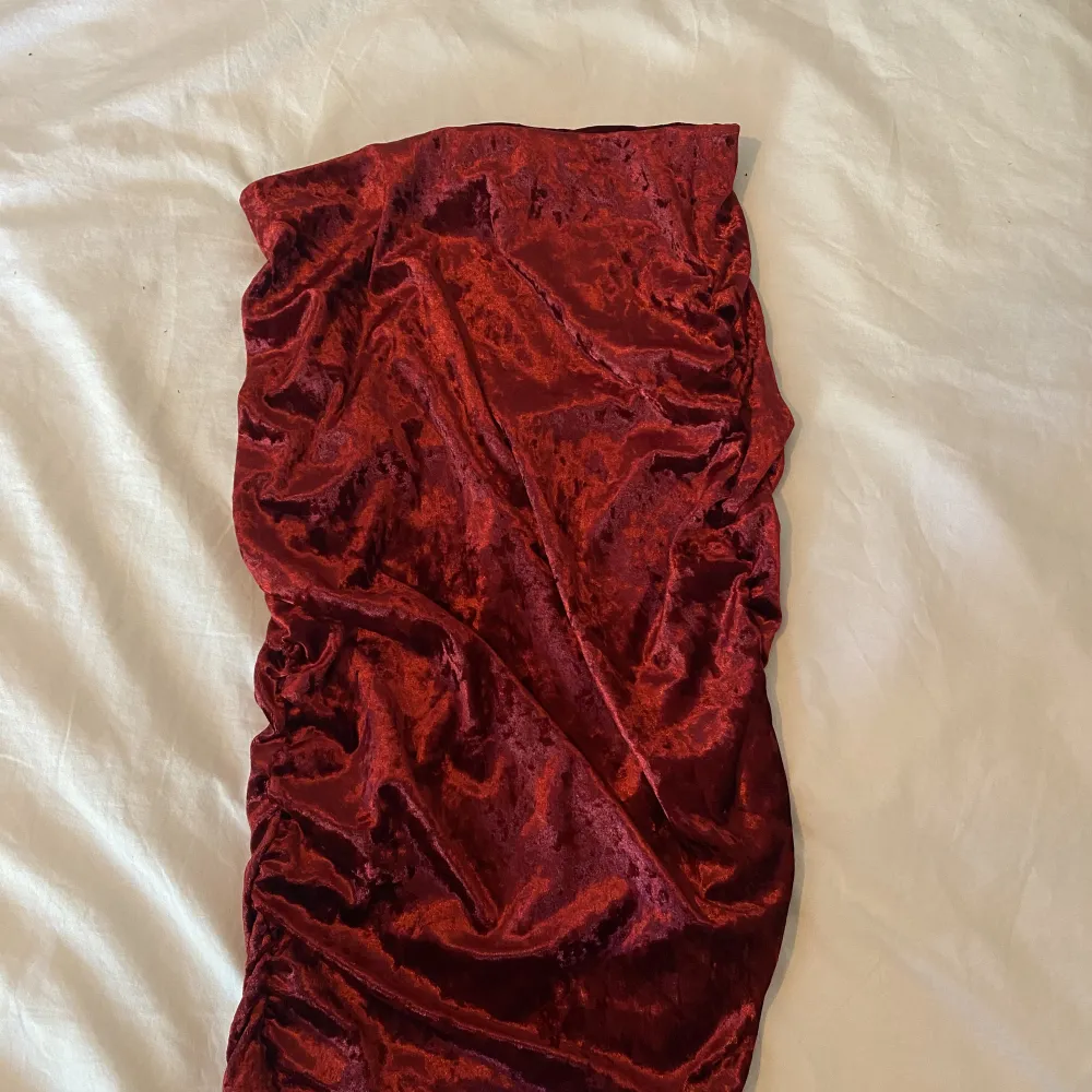 Röd sammet kjol i nytt skick, storlek XS, . Kjolar.
