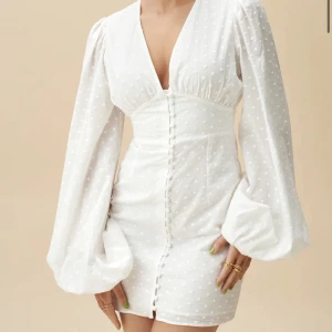 Adoore klänning - Säljer min studentklänning från adoore🤍 använd en gång så i nyskick. Storlek 38/40. Lite stor för mig som vanligtvis är en 36-38🤍 kan gå ner i pris vid snabb affär💞💓