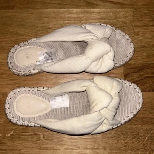 Espradillo sandaler med Knut  - Jättefina espradillo sandaler från hm köpta förra året i stl 39, har bara använts en gång då de är för små för mig som har stl 40. Skriv för fler bilder:)