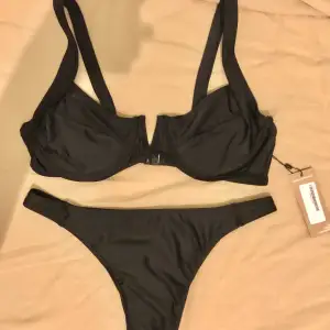 Ett oanvänt bikini sett jag köpte på Vinted. Jag provade underdelen med underkläder på!!! Säljaren där ljög om storleken så den passade alltså inte mig. Den är verkligen jättefin och från märket Nasty gal!! Tryck inte Köp nu!! 