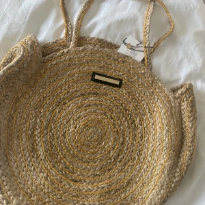 Väska strå - Rund Stråväska från Day Birger et Mikkelsen -beige med guldinslag 