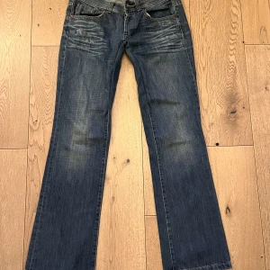 Lågmidjade jeans - Innerbenslängd: 81 cm Midjemått tvärs över: 38 cm Köpta på vinted och luktar lite  cigg? Har sytt de mer lågmidjat LÄS BIO!