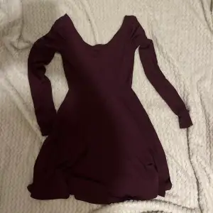 En vinröd fin klänning 
