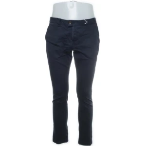 Bondelid Chinos  - Dessa blå chinos är i storlek XS.  Low waisted och stora fickor båda fram och bak. De är väl använda men är trots de i mycket bra skick. 