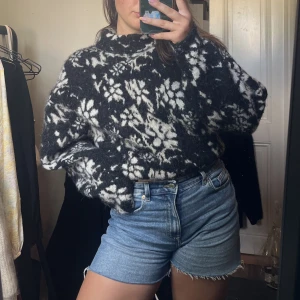 Mönstrad stickad - Gjord av bla alpaca och ull. Knappt använd, nypris 890kr