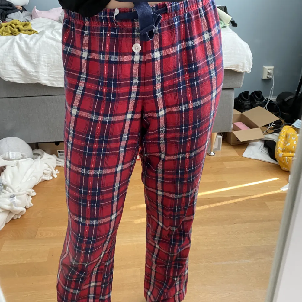 pyjamasbyxor i fint skick💞Jag har normaltvis storlek S i byxor och dessa byxor i storlek XS passar mig bra . Jeans & Byxor.