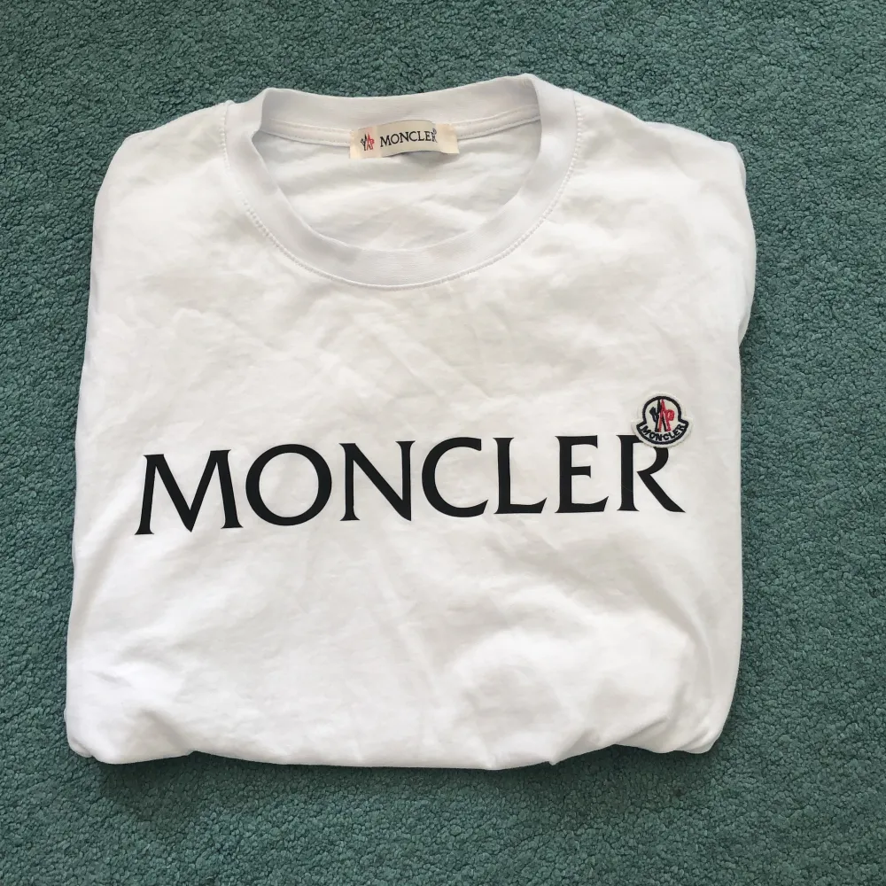 Moncler t shirt använd 2 gånger storlek M, pris kan diskuteras kom privat för mer bilder eller info. T-shirts.