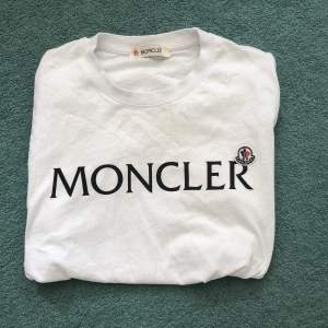 Moncler t shirt använd 2 gånger storlek M, pris kan diskuteras kom privat för mer bilder eller info
