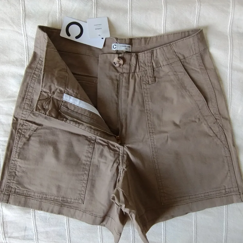 Oanvända khakifärgade shorts från Cubus (modellen heter Zahara) Så snygga och användbara. Högmidjade med stretch, gjorda av ekologisk bomull (98% bomull och 2% elastan). Storlek 36.. Shorts.