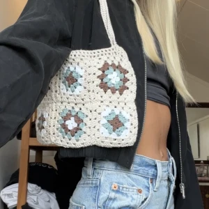 Virkad väska  - Så unik & gullig virkad väska som är köpt här på PLICK! Perfekt till mysiga sommar kvällar ❤️ använd gärna köp nu🤍