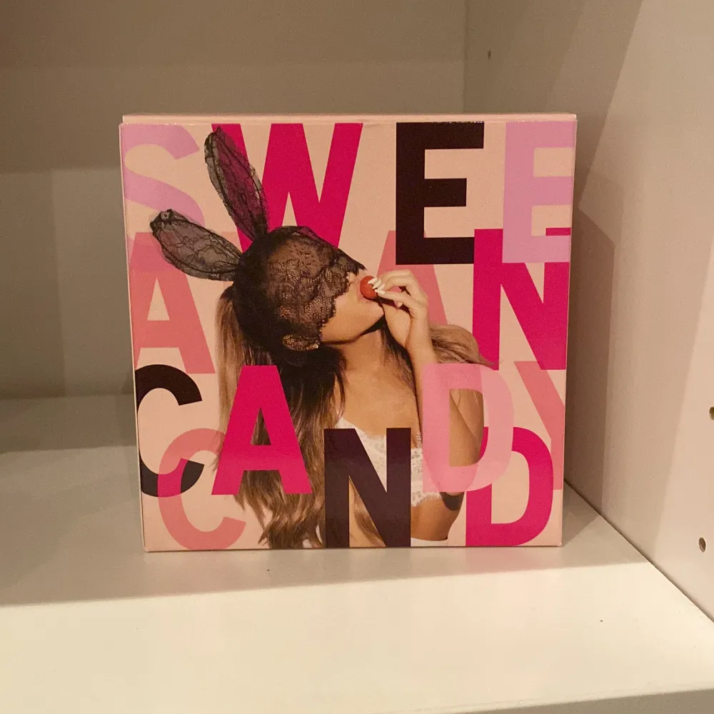 jämförs pris: 760 kr aldrig änvant 100ml söt parfym med noter av jasmine, frukt, vanilj och päron från ariana grande som kommer med kartongen - pris kan distukeras och kom privat om angående något annat . Perfume.